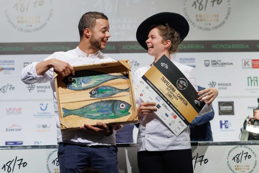 Un jury international composé de grands noms de la gastronomie espagnole a décerné le premier prix du XIXème Championnat Euskadi et Navarra Pintxos au duo Grégory Ménard et Lucile Voisin, les chefs du restaurant Terrae à Cambo les Bains, pour leur création « Les Naiades », une moule en trompe-l’œil.